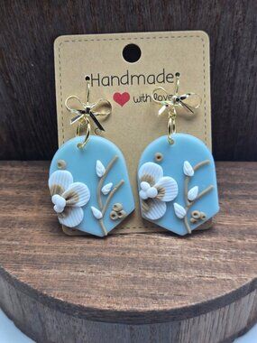 NWT Floral White Beige Polymer Clay Earrings Pierced Gold Accent Bow Dangle Drop